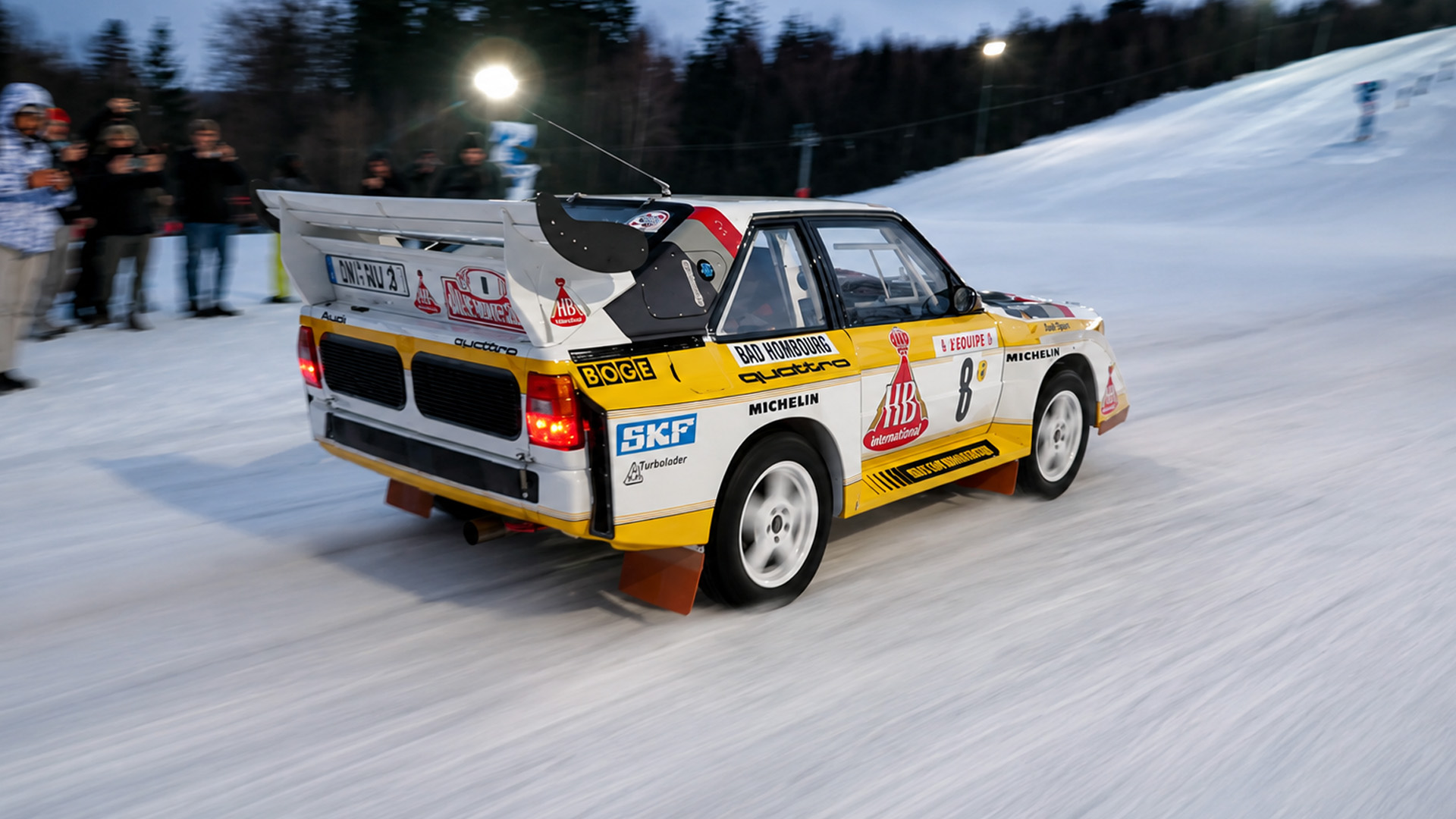 Guarda l'Audi Sport Quattro S1 E2 affrontare una sfida sul ghiaccio