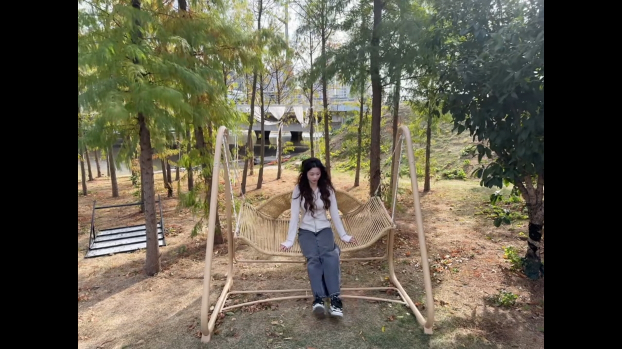 Woman falls backward as bench swing tips over in Jiangxi