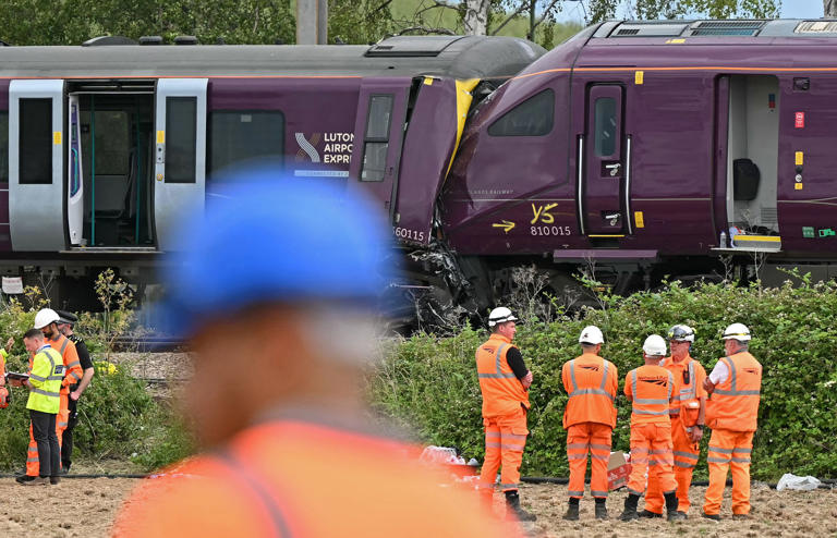 London train driver sped up after red signal before fatal crash