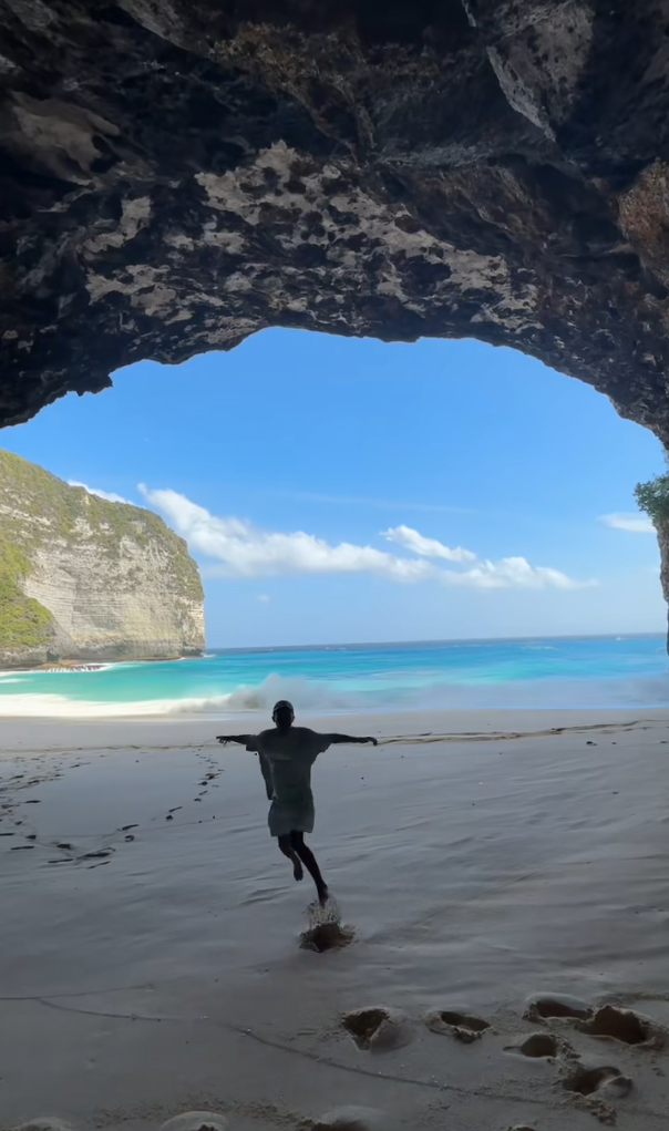 Turun ke Pantai Kelingking demi menemukan goa tersembunyi