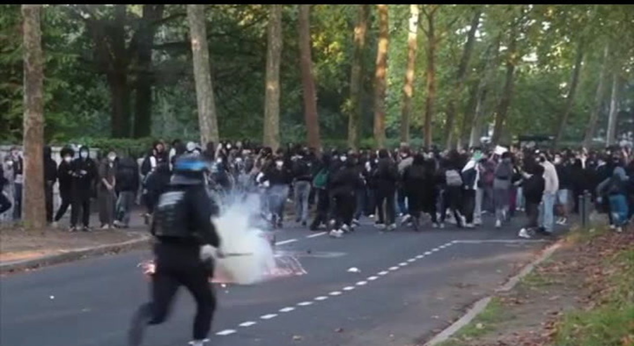 Francia, studenti in rivolta nei licei, governo attiva unità di crisi