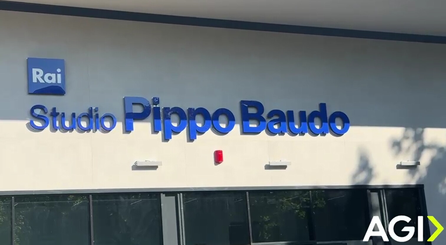 Tributo al re della TV: svelata la targa dei nuovi studi Rai per Pippo ...