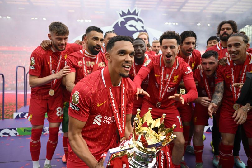 Trent Alexander-Arnold, del Liverpool, celebra con el trofeo de la Premier League tras su último partido con el Liverpool, que se corona campeón de la Premier League.