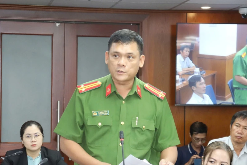 Công an TPHCM nói gì khi học sinh phải đi dưới lòng đường vì vỉa hè bị lấn chiếm?