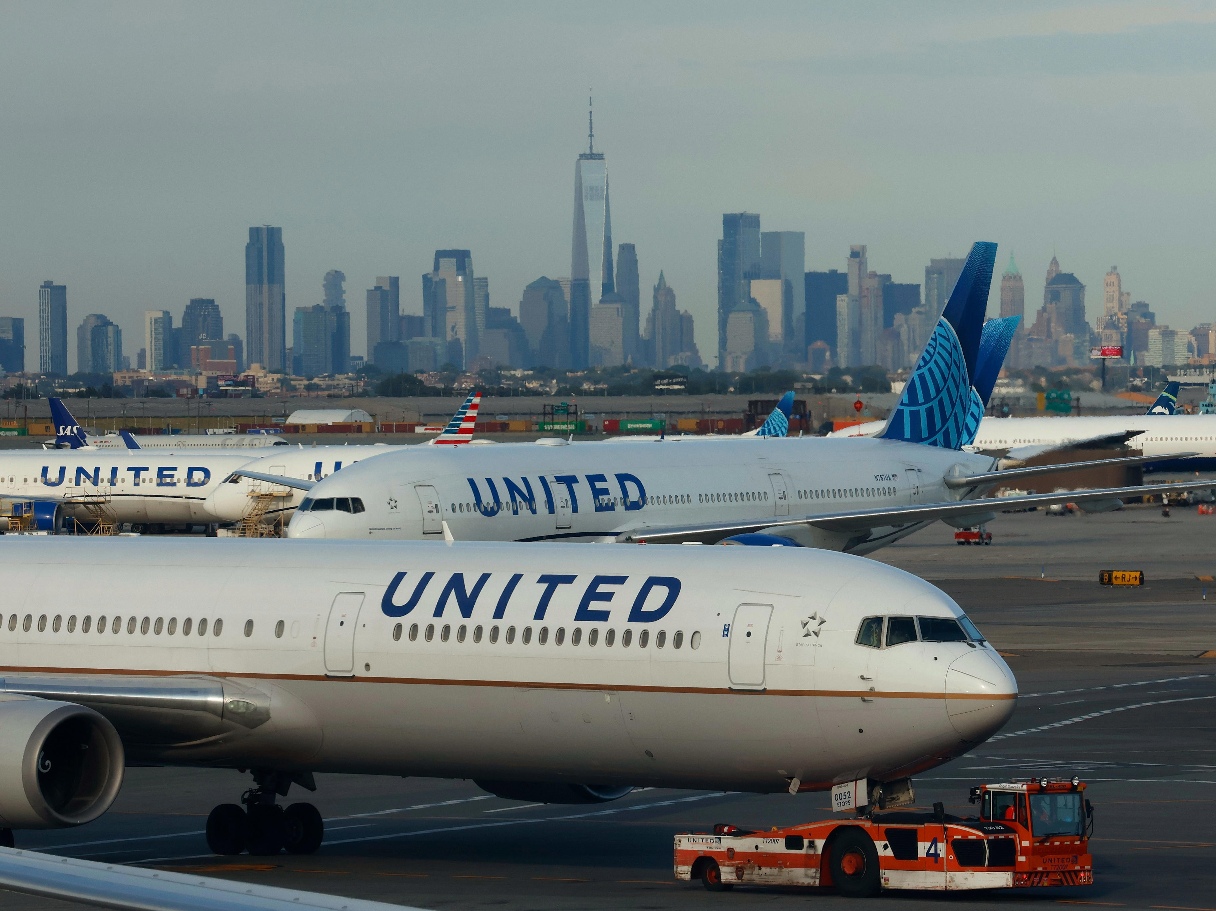 United is luring away Delta's frequent fliers using Starlink WiFi