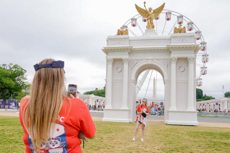 Veterans, lawmakers protest Trump's triumphal arch in Memorial Circle