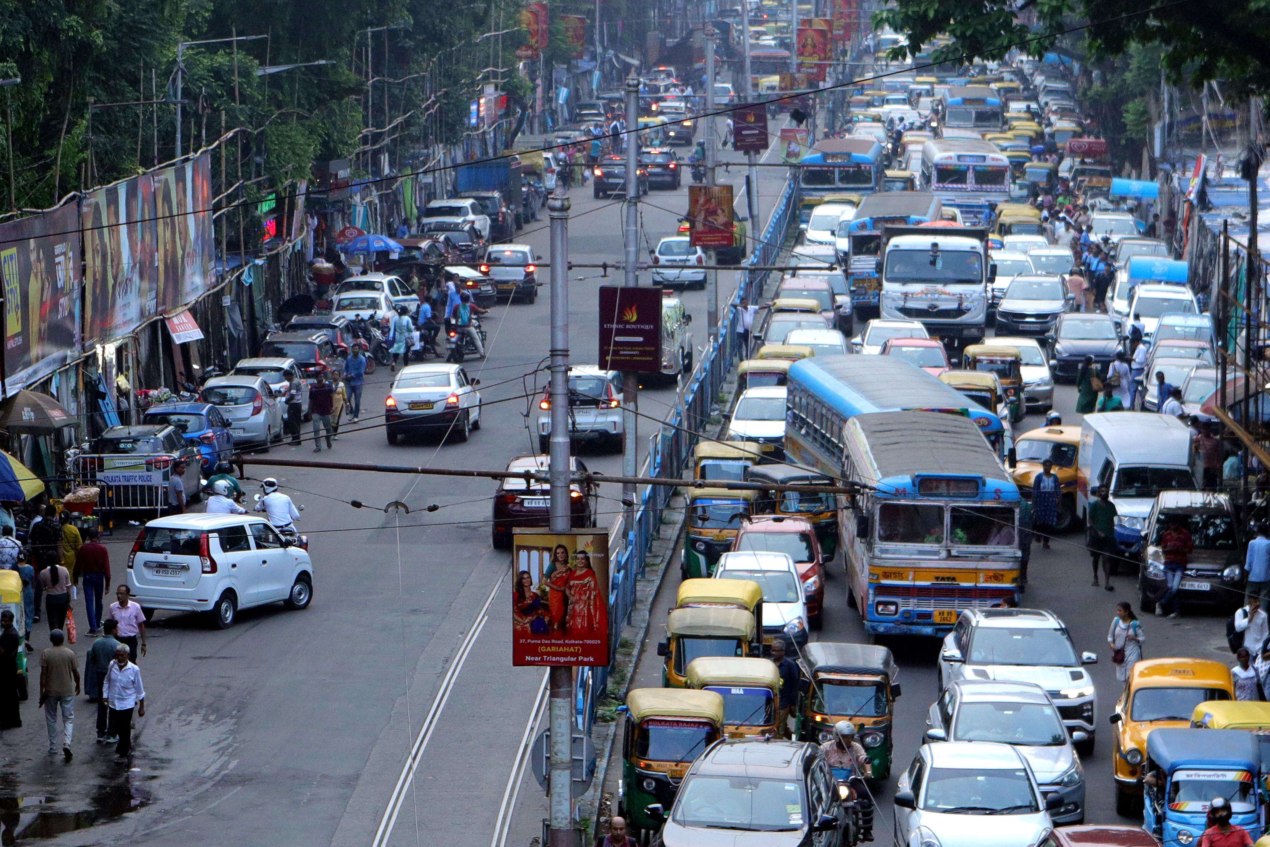 Pre-puja cop crackdown on Gariahat parking