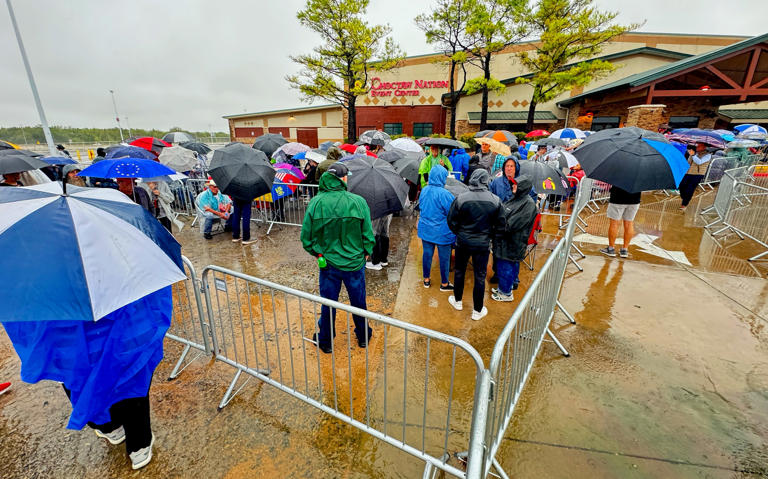 Crowds gather in Durant as Trump's Oklahoma rally set to begin: Live