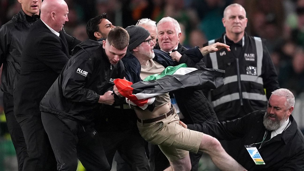 Protesters interrupt Ireland game in call to boycott Israel match