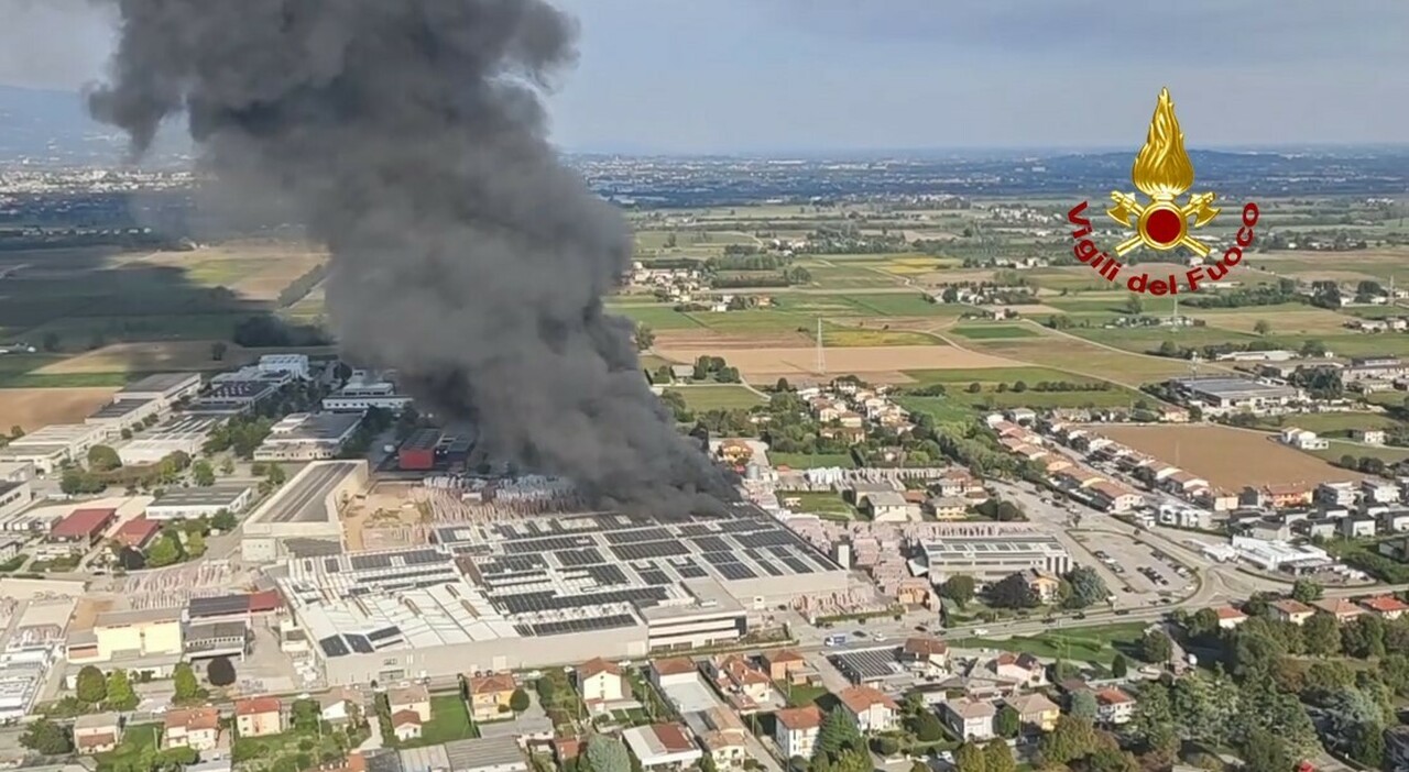 Incendio divora il capannone Deroma, il rogo e l'impressionante colonna ...