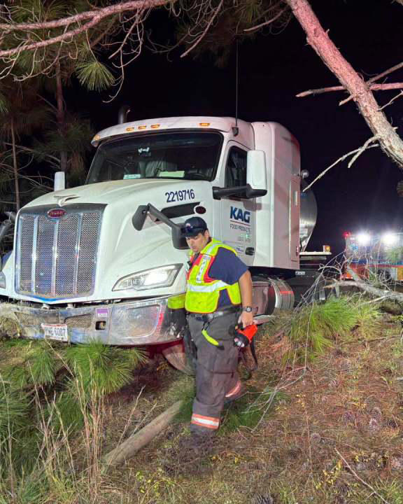 Tractor-trailer runs off Interstate 95, hits tree in Florence County