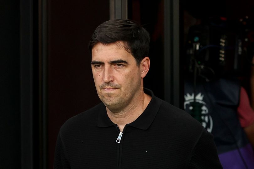 BOURNEMOUTH, INGLATERRA - 20 DE SEPTIEMBRE: El excapitán y segundo entrenador del Bournemouth se gira hacia la izquierda, hacia el banquillo local, antes de que le recuerden que el banquillo del Liverpool está a su derecha. El entrenador del Liverpool, Andoni Iraola, toma la decisión correcta durante el partido de la Premier League 2026/27 entre el AFC Bournemouth y el Liverpool FC en el Vitality Stadium el 20 de septiembre de 2026 en Bournemouth, Inglaterra. (Foto de Robin Jones - AFC Bournemouth/AFC Bournemouth vía Getty Images)