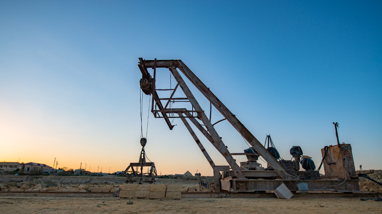 A 300-tonne crane lifted an intact 25-tonne ritual bath straight out of ...