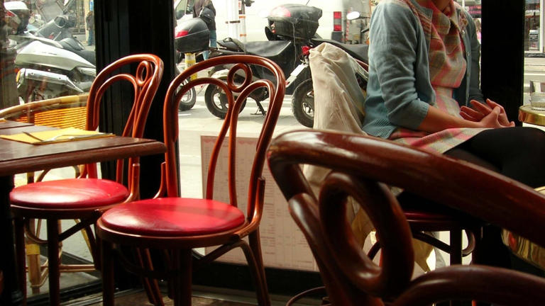 Woman claims a cafe worker didn’t greet her at the counter, so she ...