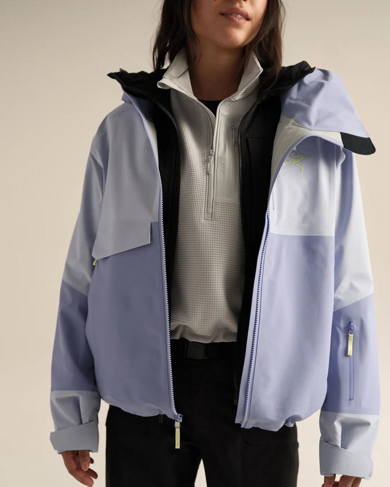The shorter, relaxed silhouette offers enhanced freedom of movement, so riders can concentrate on conditions, not their gear. Subtle tone-on-tone color blocking references the original Sidewinder aesthetic.