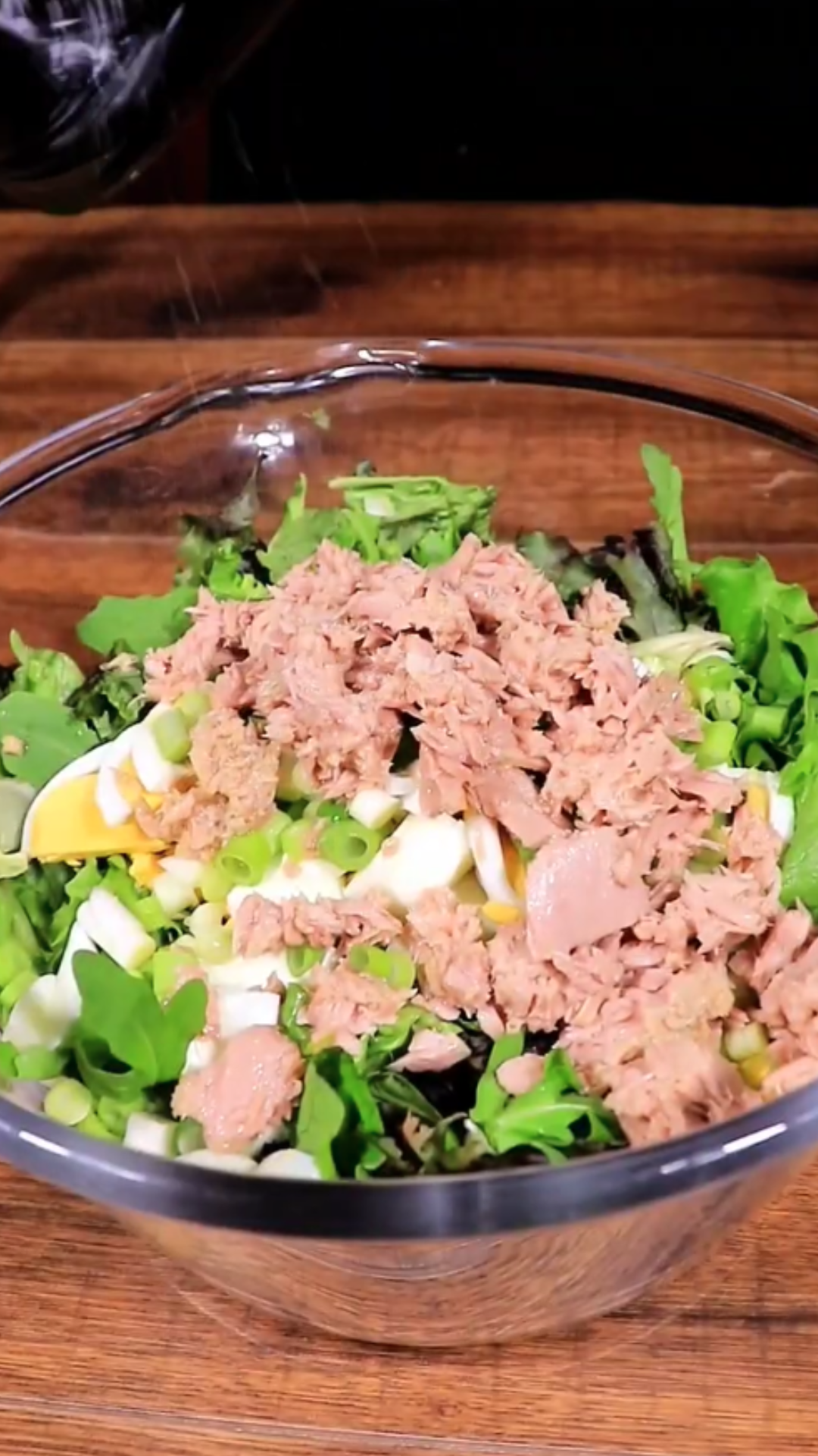 Green salad with tuna that’s fresh, light, and surprisingly filling