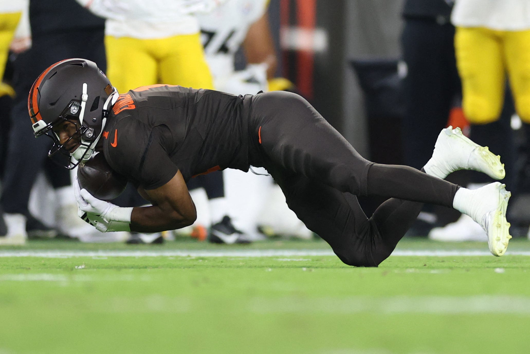 KC Concepcion knocked out of Browns game by Minkah Fitzpatrick hit