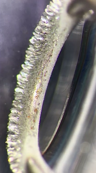 Turning salt into metal under the microscope