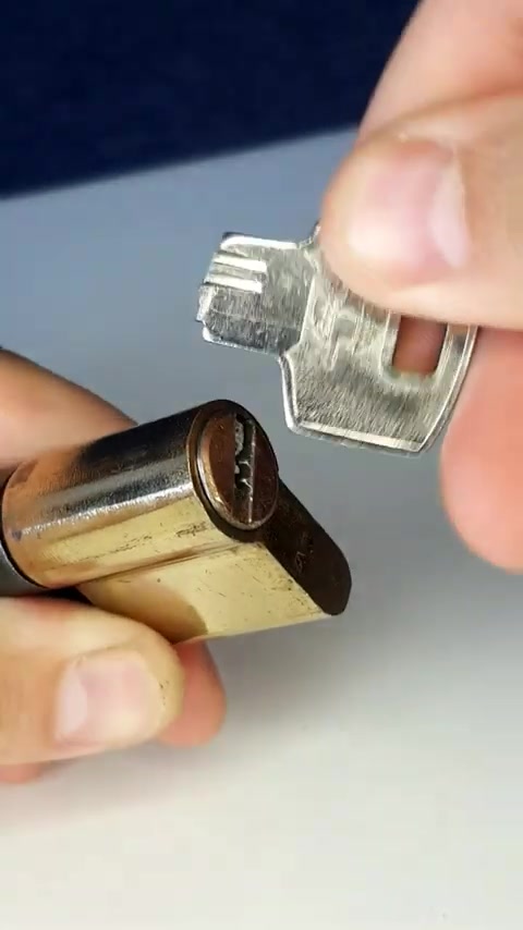 Be sure to remember this trick! How to easily remove a broken key from ...