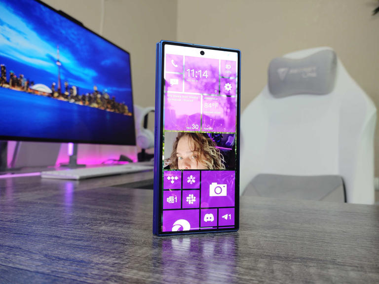 This Android launcher turned my phone into the Windows 8 foldable ...
