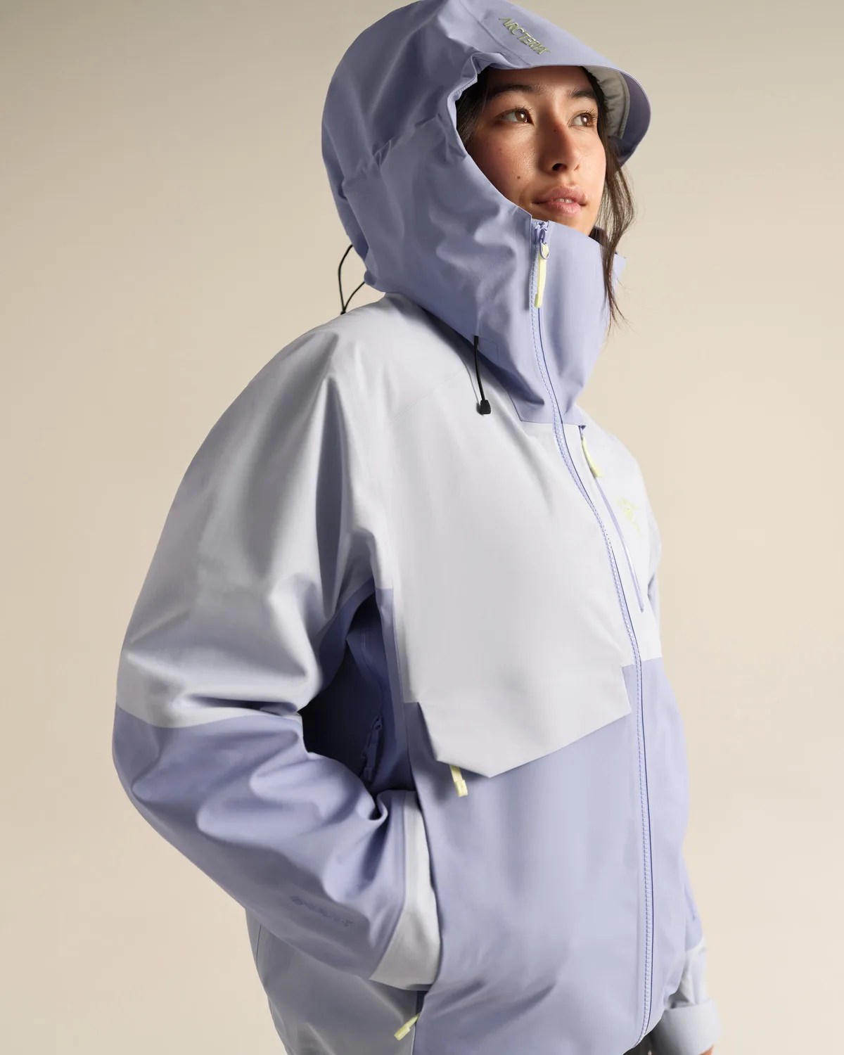The original Sidewinder featured a thermomoulded curved WaterTight zipper, which was engineered to move the zipped collar away from the rider’s chin for comfort without compromising weather protection. This latest version carries it forward.