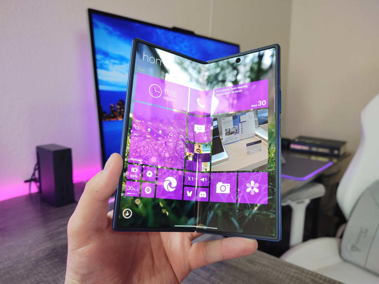 This Android launcher turned my phone into the Windows 8 foldable ...