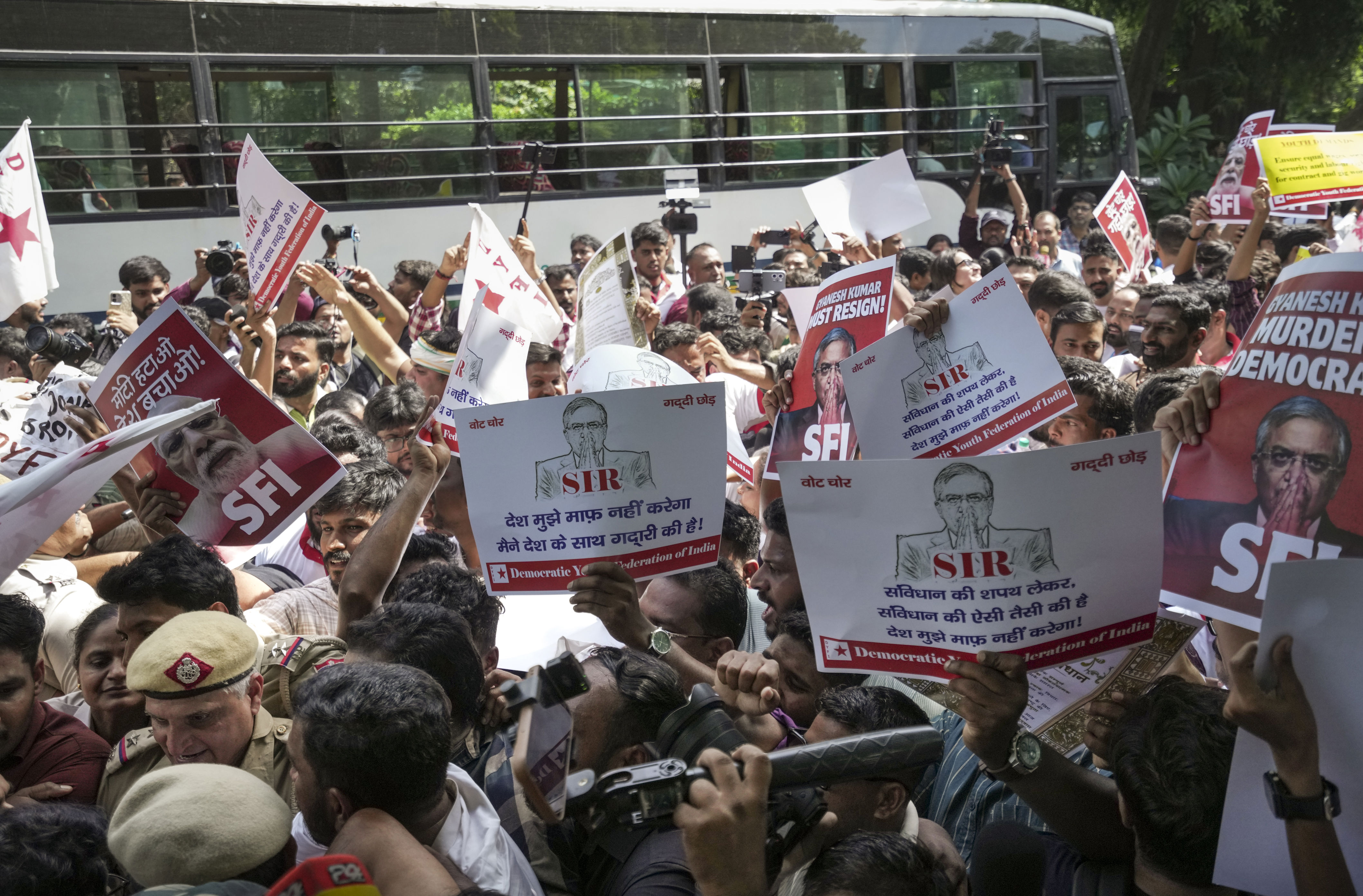 Protest against CEC: AAP's Atishi, Bharadwaj, Sanjay Singh and students ...