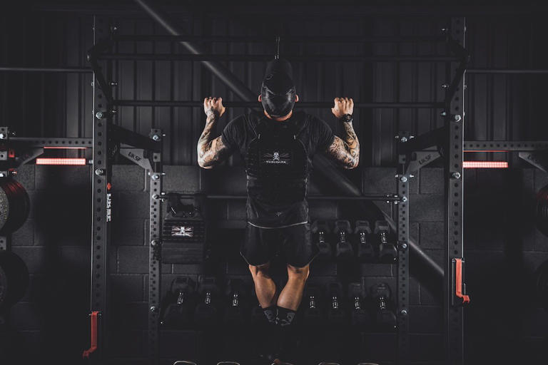 Why this 20-minute weighted vest workout helps busy men build full-body ...