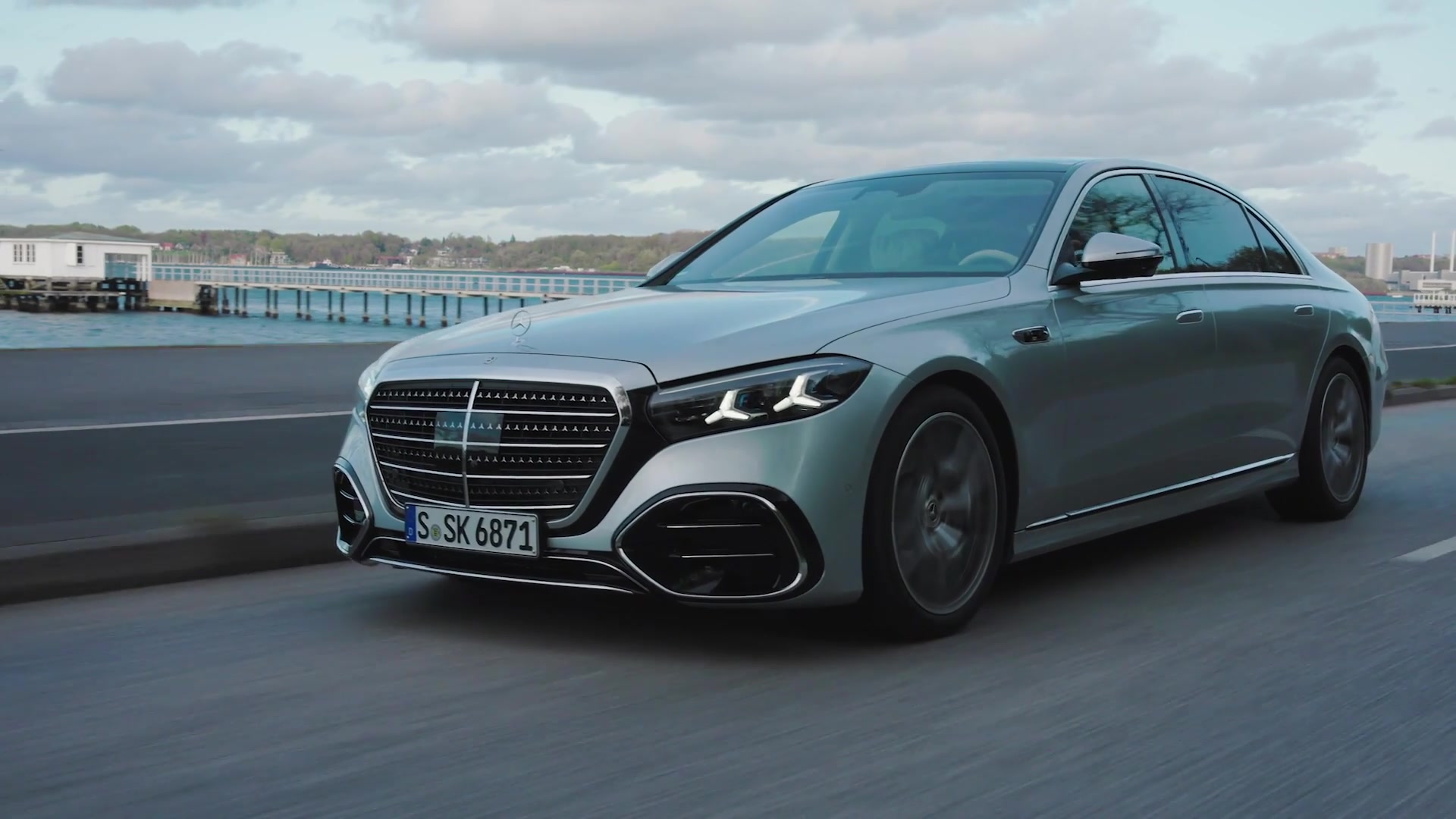 Mercedes-Benz S 450 d 4MATIC in high-tech silver metallic driving video