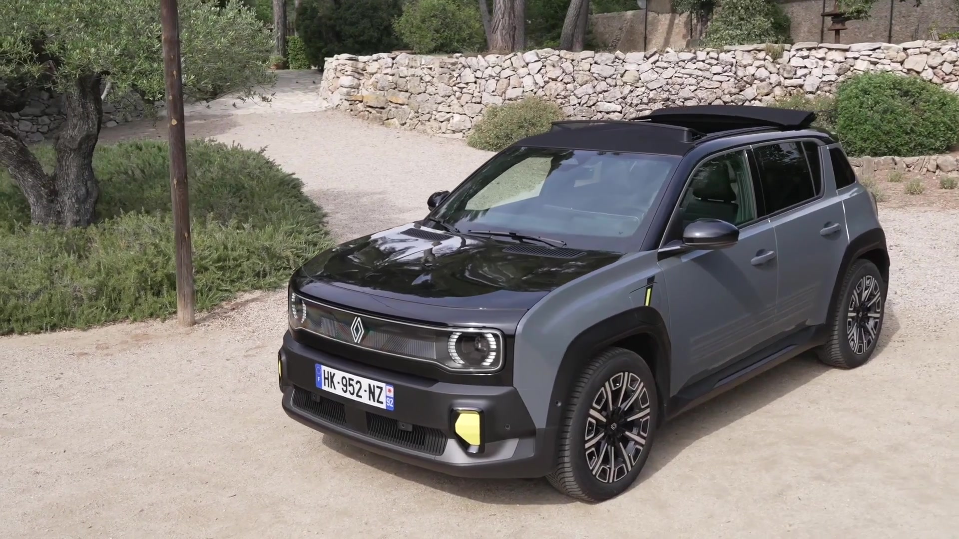 Renault 4 E-Tech electric Plein Sud iconic interior design in urban grey