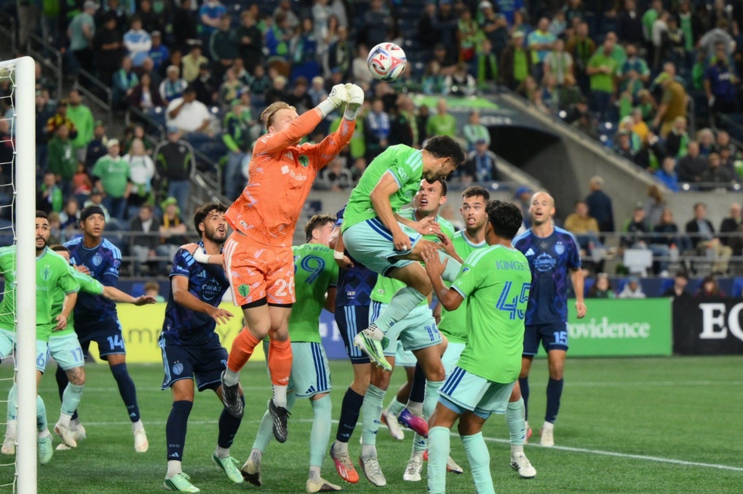 Cristian Roldan stoppage-time goal secures Sounders' win over Sporting KC