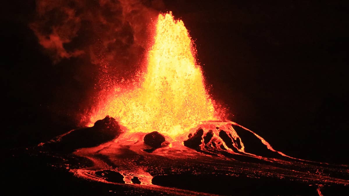 Nearly 100 quakes slam Kīlauea in 24 hours as lava erupts from summit ...