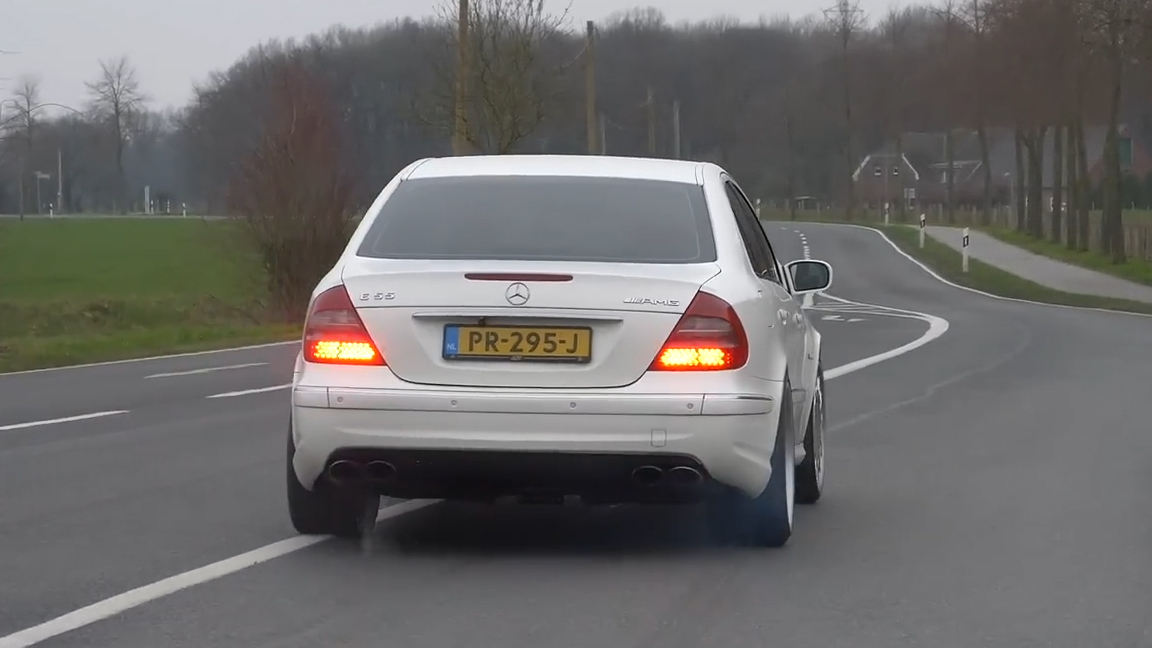 Mercedes E55 AMG entfesselt Kompressor-V8-Power auf der Autobahn