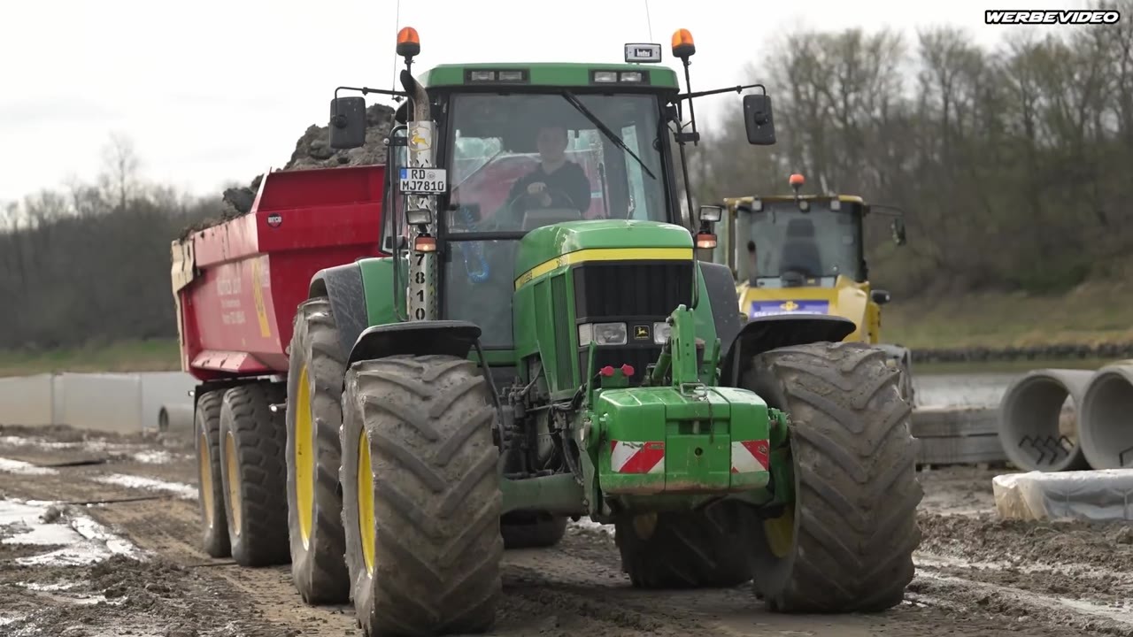 Dieser John Deere 7810 muss auf die Baustelle. Mit Erdmulde am Haken ...