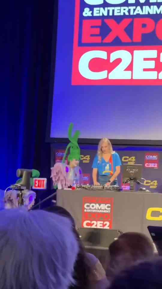Velvet and Veneer trolls cosplay creates a big reveal