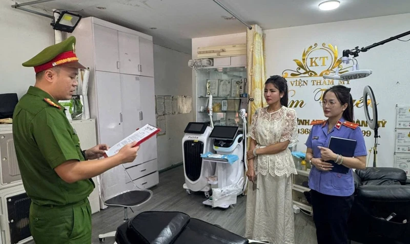 Cắt ghép ảnh để lừa khách, chủ cơ sở thẩm mỹ 'chui' bị khởi tố