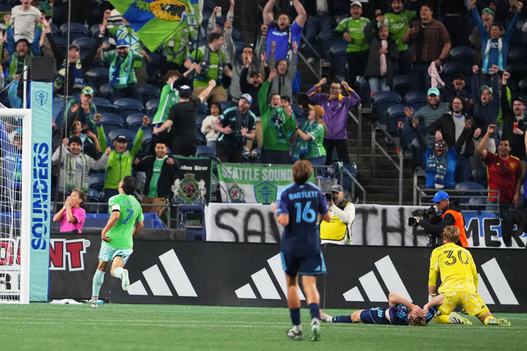 Cristian Roldan scores in the 90th minute to give the Sounders a 2-1 ...