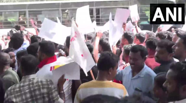 Internet suspended near Delhi's Jantar Mantar amid protest against CEC; AAP leaders detained