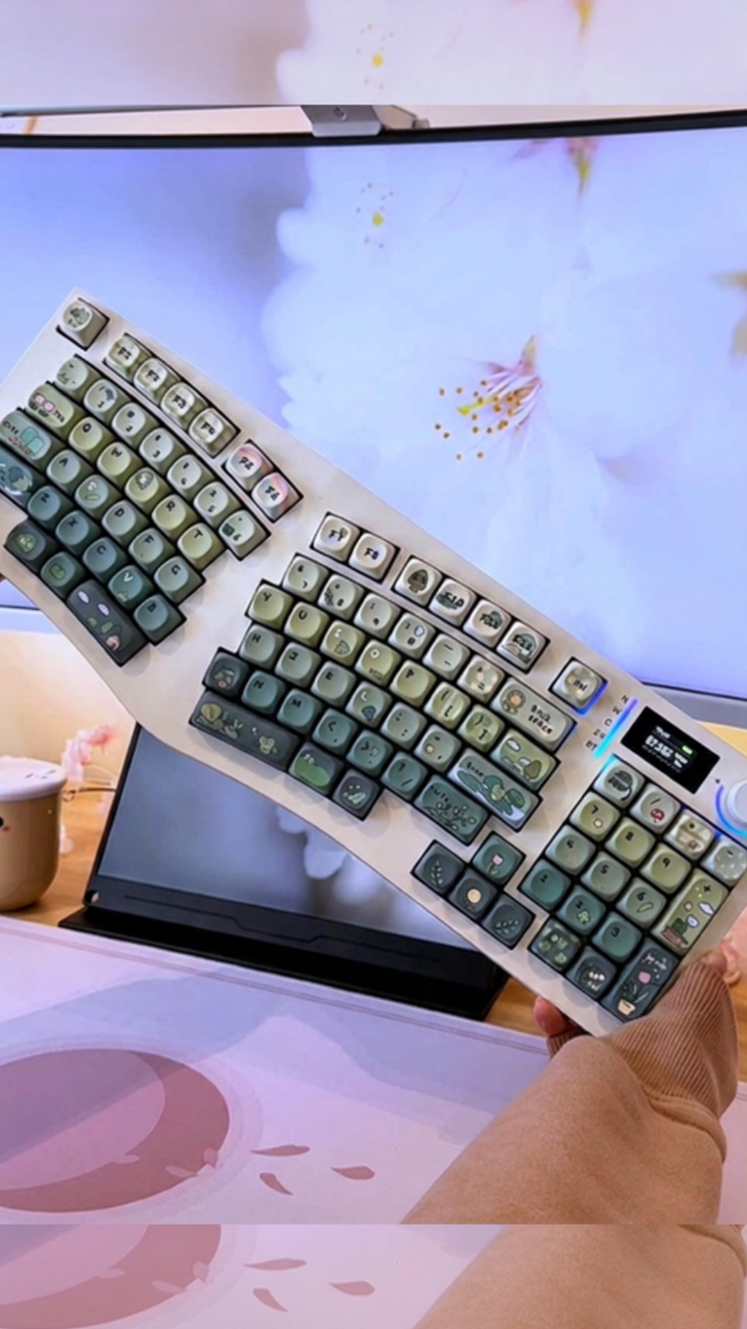 A closer look at these rainy day frog keycaps