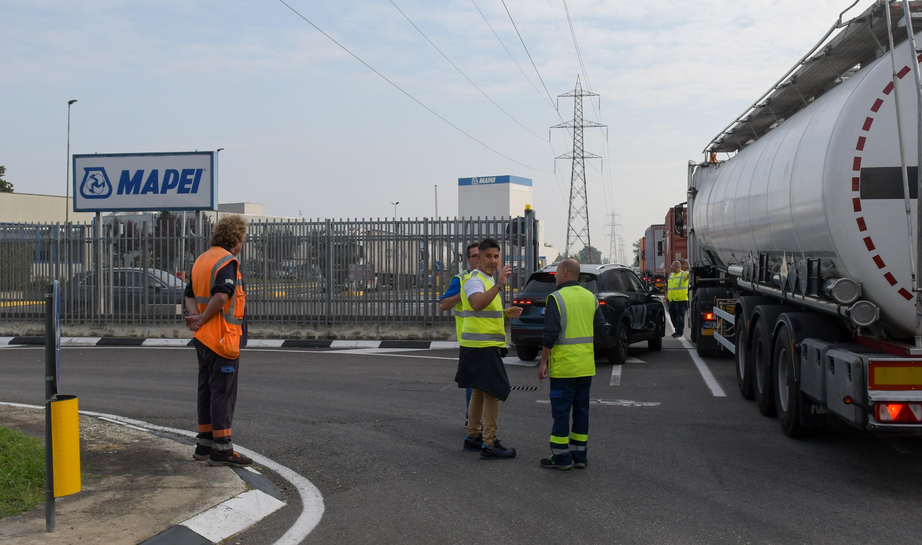 Paura nella notte e allerta alla Mapei: fumo e fiamme da un fusto di ...