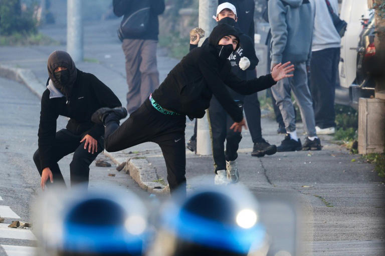 محتجون يرشقون الحجارة خلال إغلاق طلاب محتجين محيط ثانوية كيريشين في بريست بغرب فرنسا في 2 تشرين الأول/أكتوبر 2026