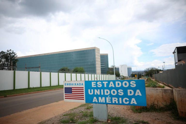 EUA suspendem serviços consulares do Brasil por temor com segurança ...