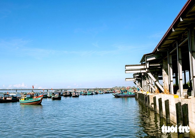 Cảng cá trăm tỉ mới xây, ngư dân chưa kịp mừng, nay đã bồi lắng khó ra vào