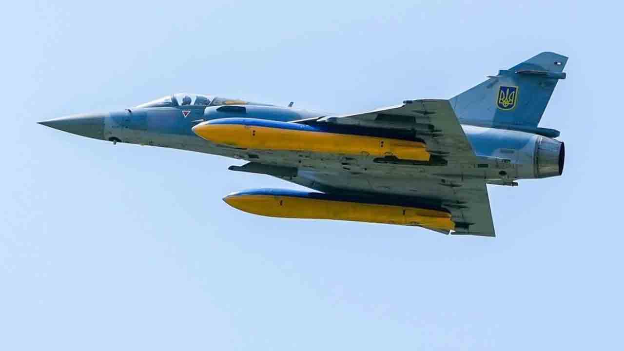 Un Mirage 2000-5F ukrainien abat un missile russe Banderol avec ses ...