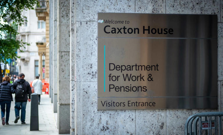 DWP adds 2,700 more agents as Universal Credit checks intensify