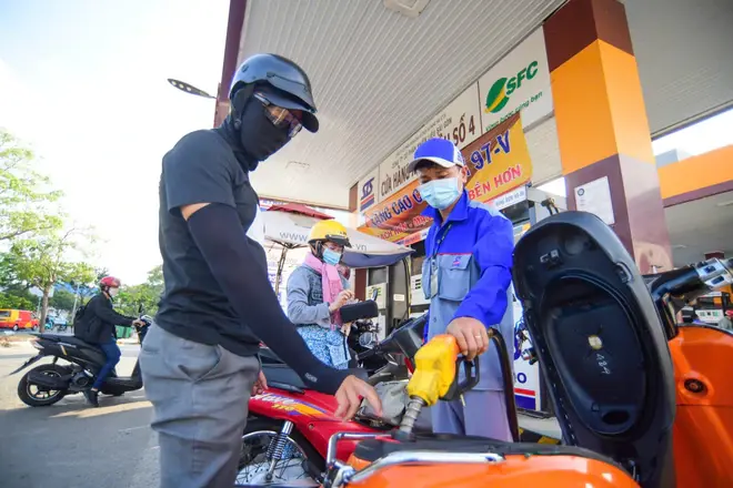 Bộ Công Thương yêu cầu đảm bảo nguồn cung xăng dầu - Ảnh: QUANG ĐỊNH