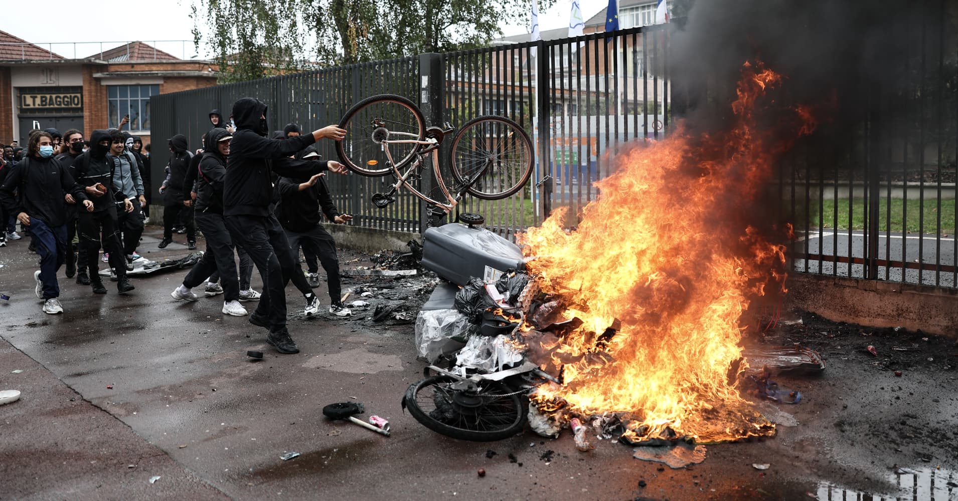 Student riots engulf France as far-right presidential frontrunner Le ...