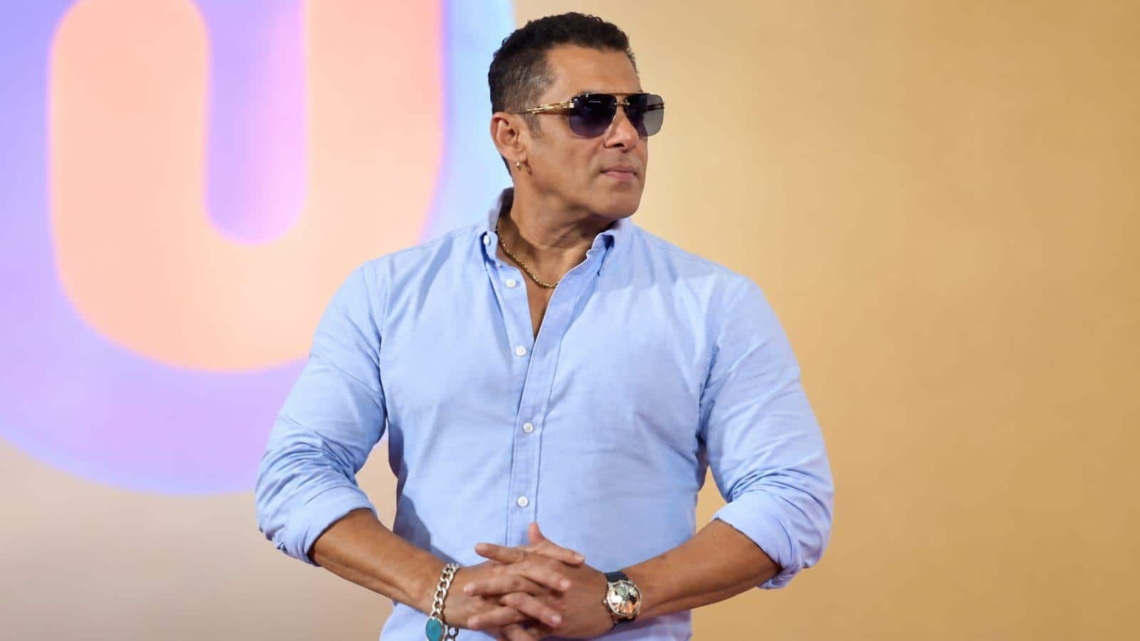 Salman Khan fan grabs his hand, actor’s security quickly pulls him away ...