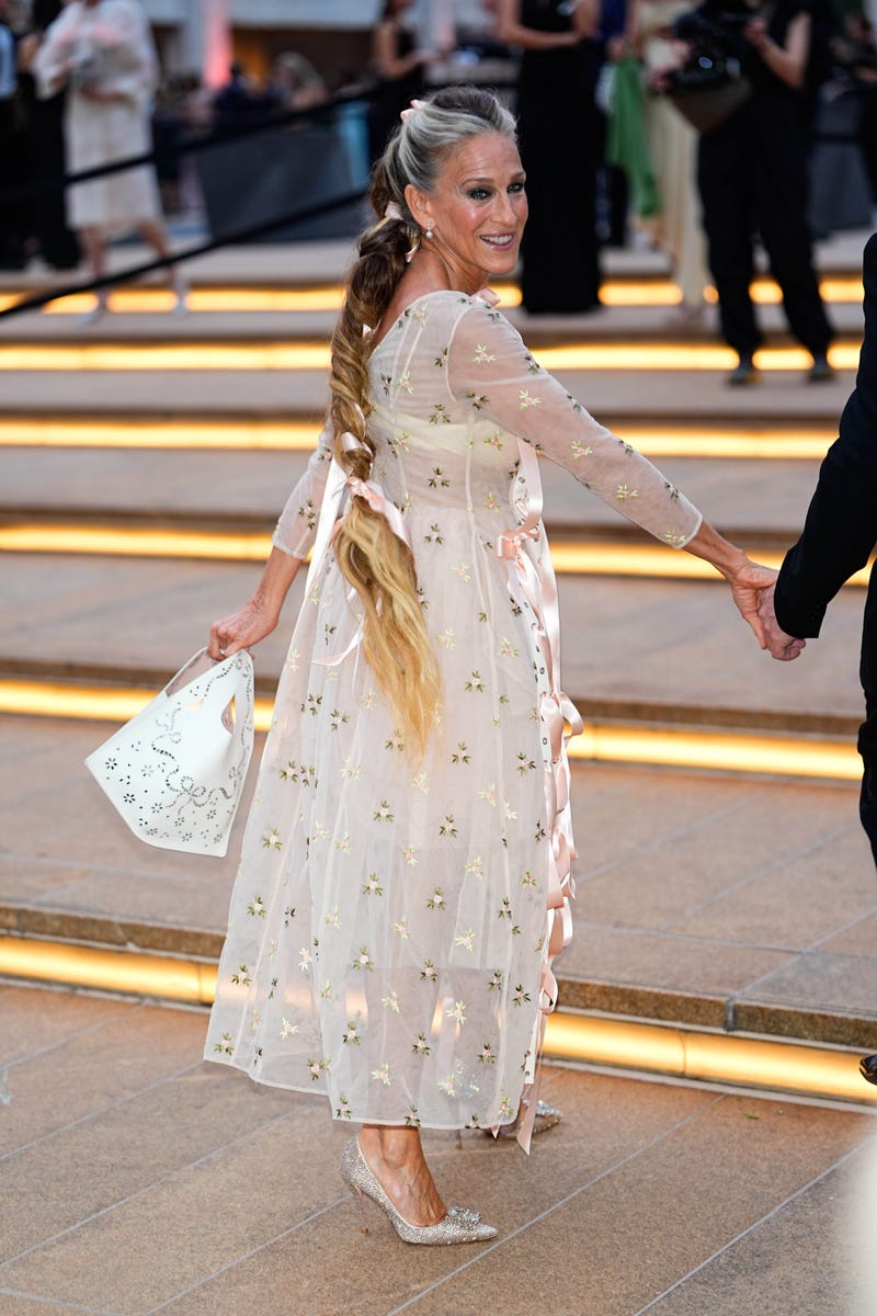Sarah Jessica Parker sorprende con una trenza al más puro estilo Rapunzel