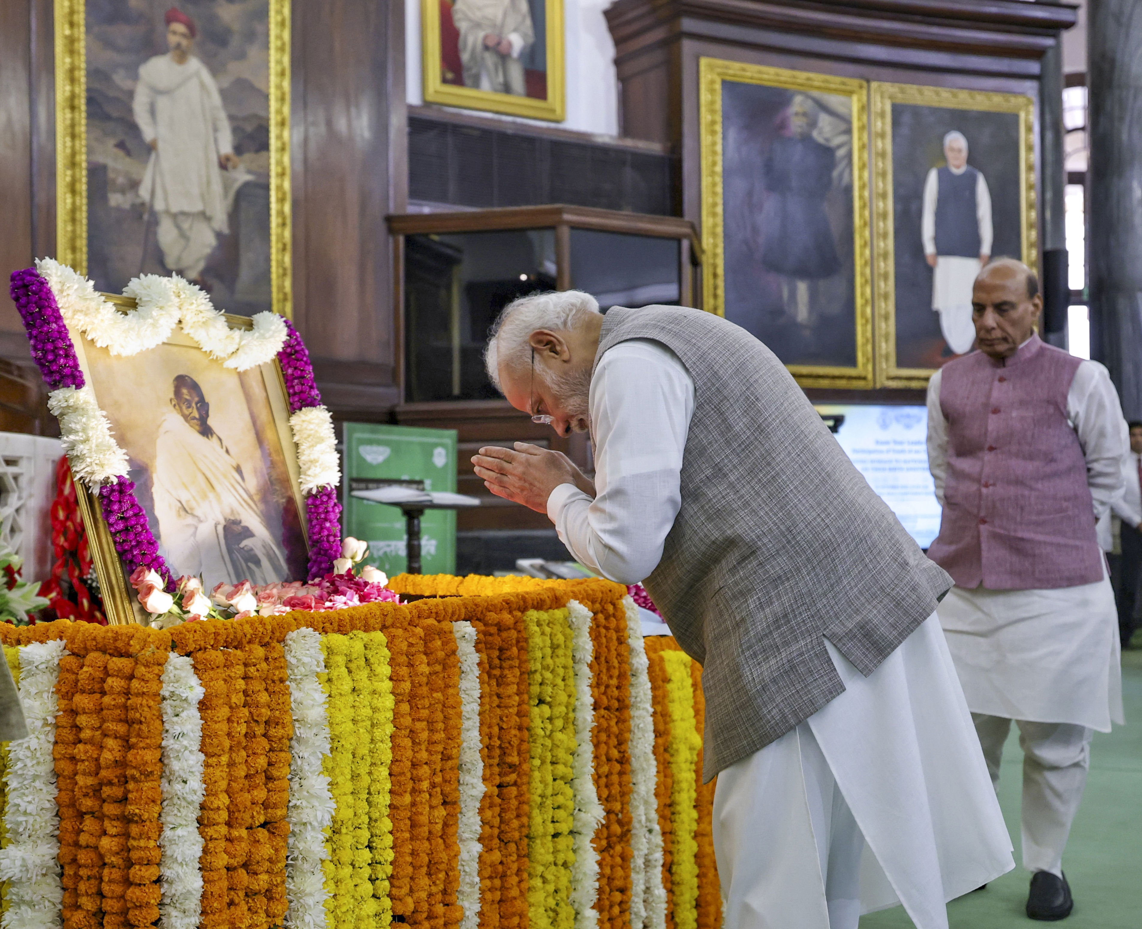 PM, LS speaker, Rahul pays tributes to Mahatma Gandhi, Lal Bahadur ...